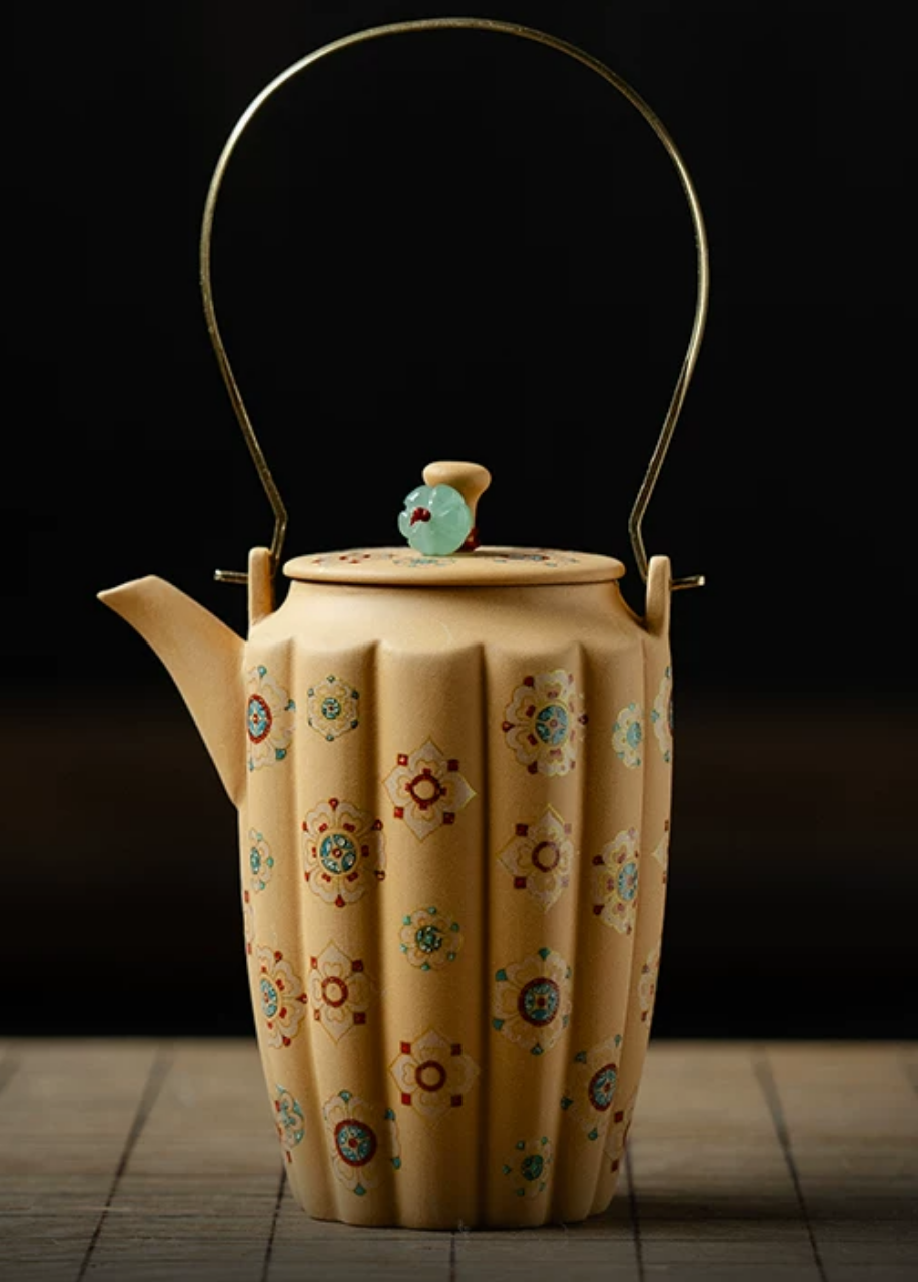 Handmade Zisha Teapot Baoxiang Yizhi — warm light setting