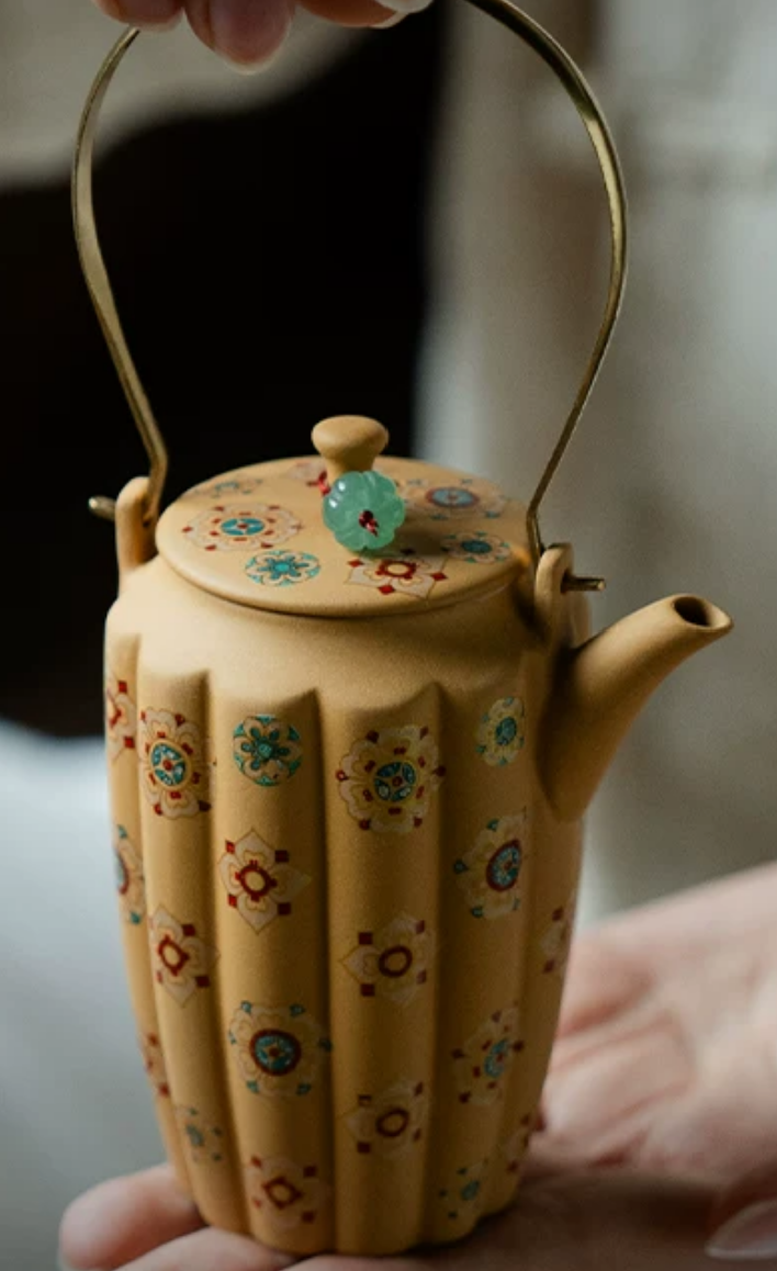 Handmade Zisha Teapot — pouring tea
